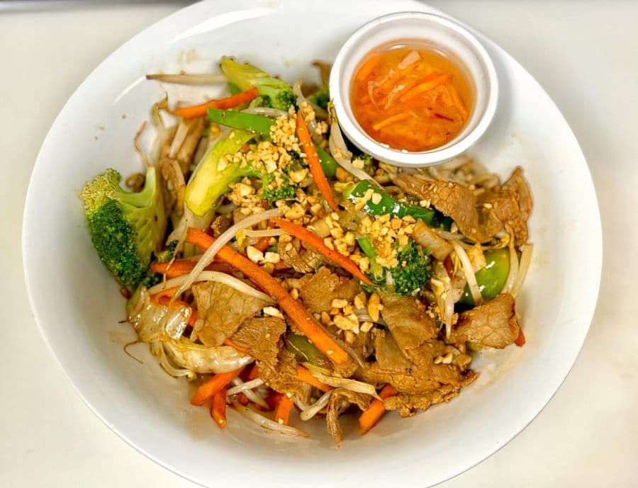 7V. Beef Stir-Fried with Vegetables / Bún xào bò