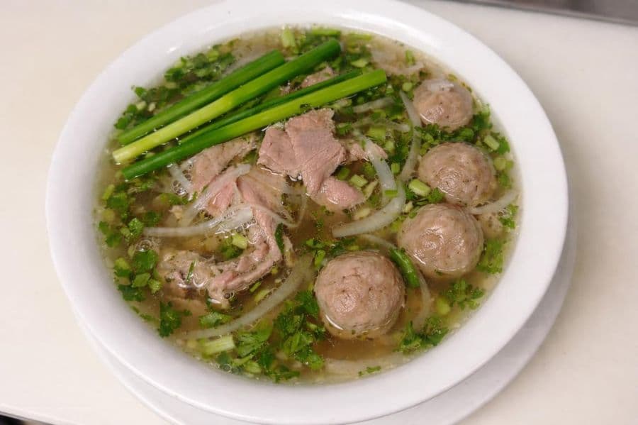 5P. Noodle Soup with Round Steak, Brisket, & Meat Balls / Phở tái, nạm, bò viên