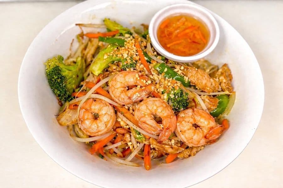 8V. Shrimps Stir-Fried with Vegetables / Bún xào tôm