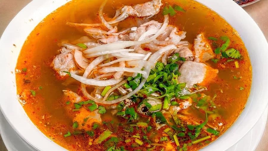 7P. Noodle Soup with Eye Round Steak, Beef Brisket, and Spicy Sate Sauce / Phở sa tế
